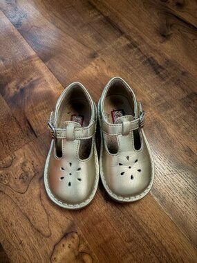 Lamour girls size 7 Mary Jane shoes gold